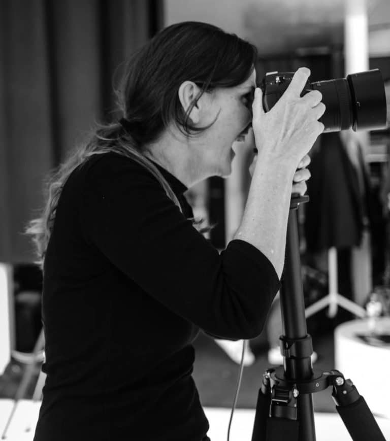 Fotografin, schwarzer Pulli, Kamera