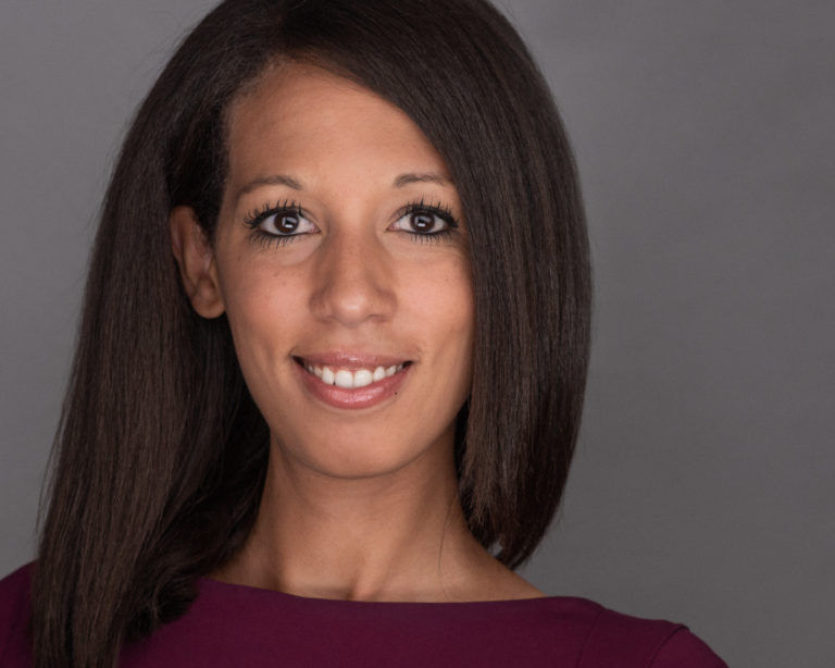 weiblicher Headshot, Businessfoto, dunkles Haar, lila Kleid