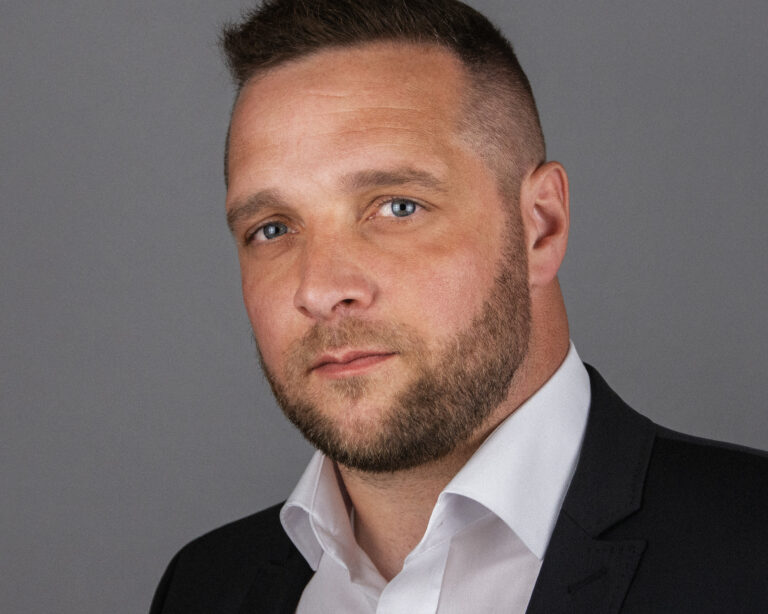 männliches Porträt, Headshot, Sakko, weisses Hemd, Profilbild