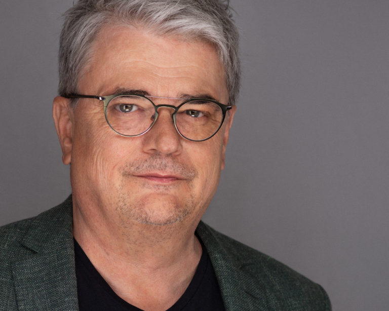 Profilbild LinkedIn, Business, männlich, graues Haar, Sakko, Fotografie Wiesbaden