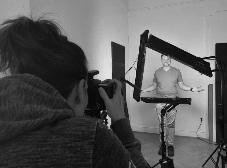 Fotografin bei der Arbeit, männliche Person im Headshot-Setup